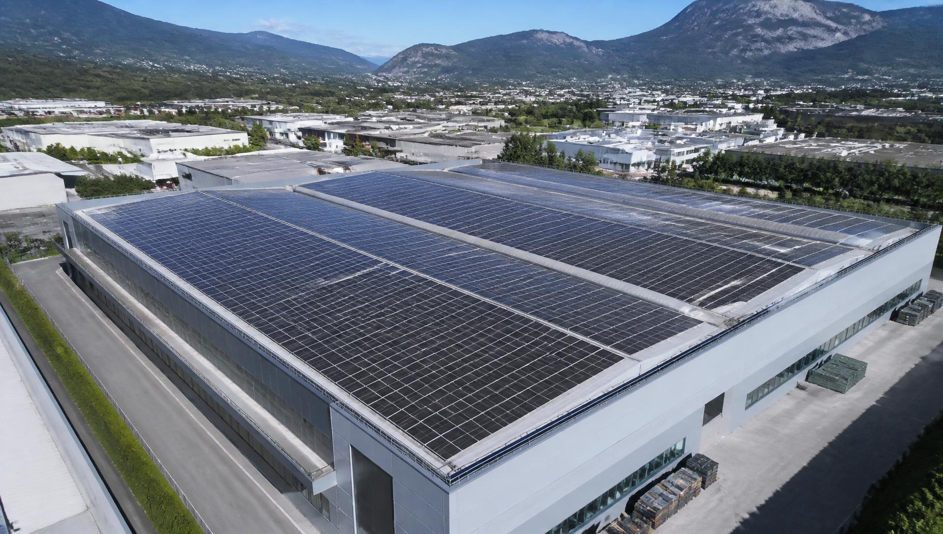 Copertura di un capannone industriale con impianto fotovoltaico